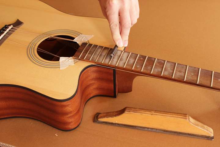 Gitarre bei einer Werkstattarbeit