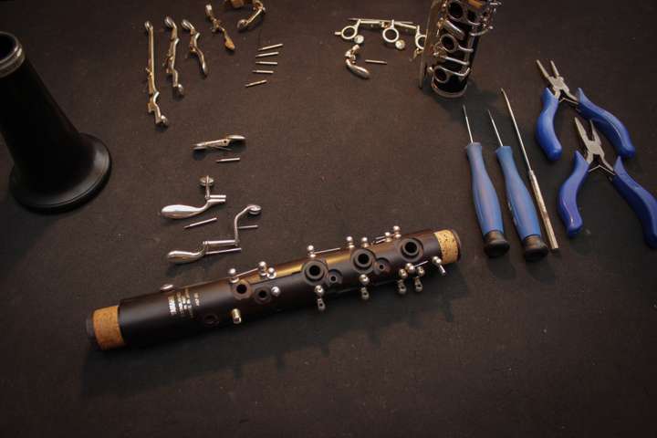 Saxophonmechanik bei der Durchsicht