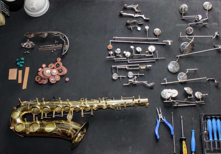 Mechanik eines Holzblasinstruments in der Werkstatt